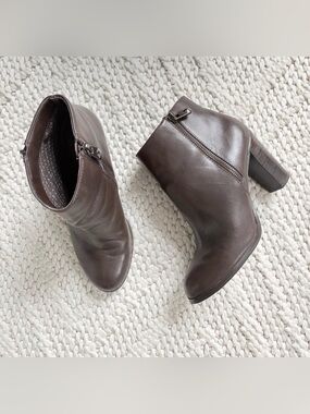 TAHARI Reunion Chocolate Brown Ankle Booties Zip Boots Block Heel Womens 8 EUC